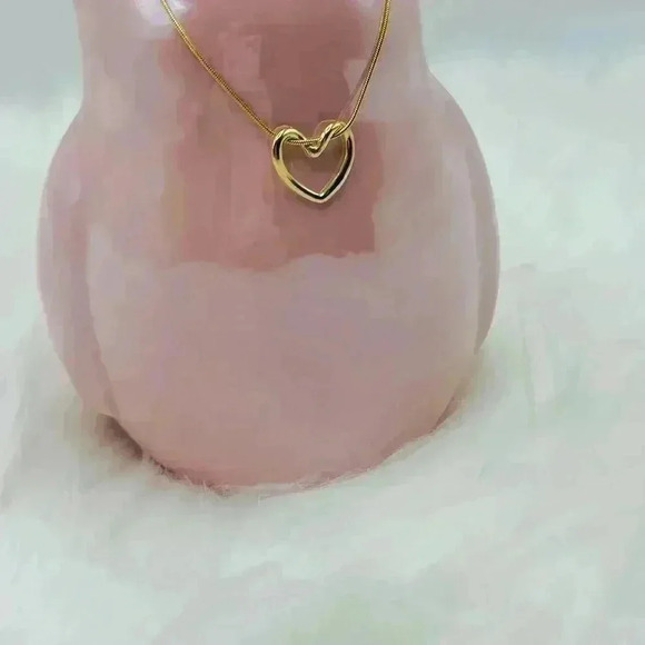 The Classic Heart Pendant in Gold - Picture 3 of 5